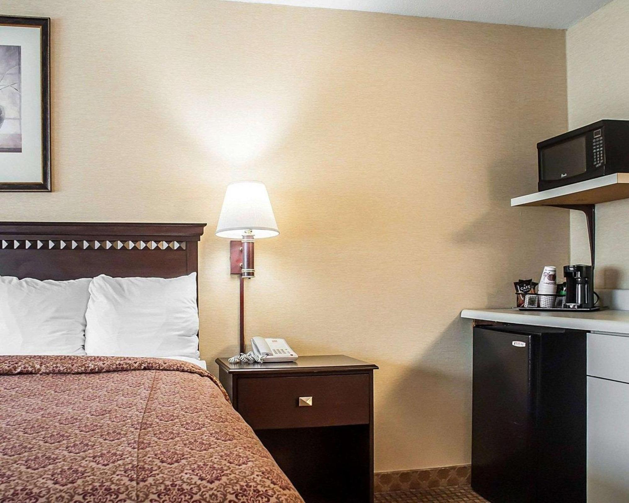 Econo Lodge Elmira-Corning Fisherville Exterior photo